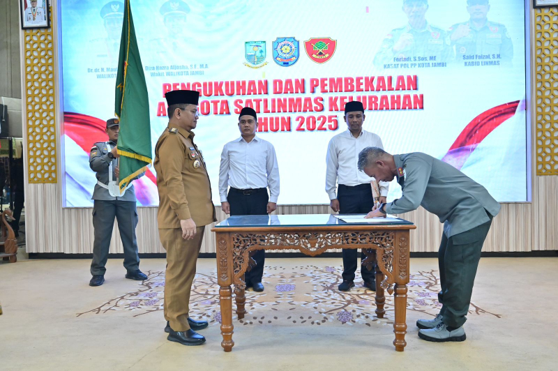 Wali Kota Maulana Kukuhkan 360 Anggota Satlinmas, Perkuat Ketertiban dan Ketahanan Masyarakat Kota Jambi