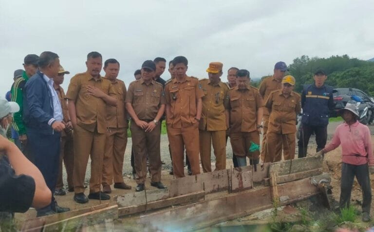 Tinjau Irigasi di Tanco, Bupati Monadi Pastikan Akan Segera Diperbaiki