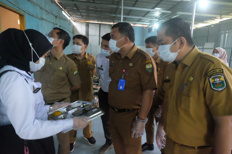 Pastikan Tepat Sasaran, Sekda Budhi Monitoring Langsung Program MBG di Muaro Jambi