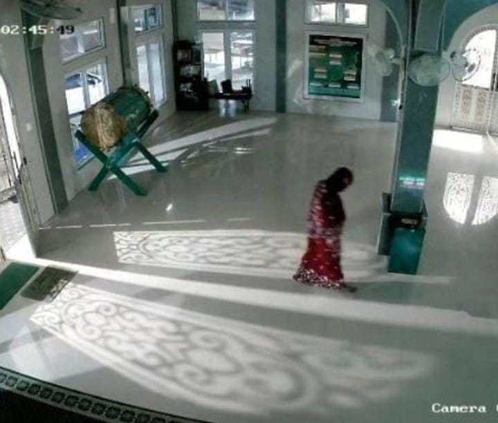 Pria Berkerudung Gasak Kotak Amal di Kota Jambi, Aksi Pelaku Terekam CCTV