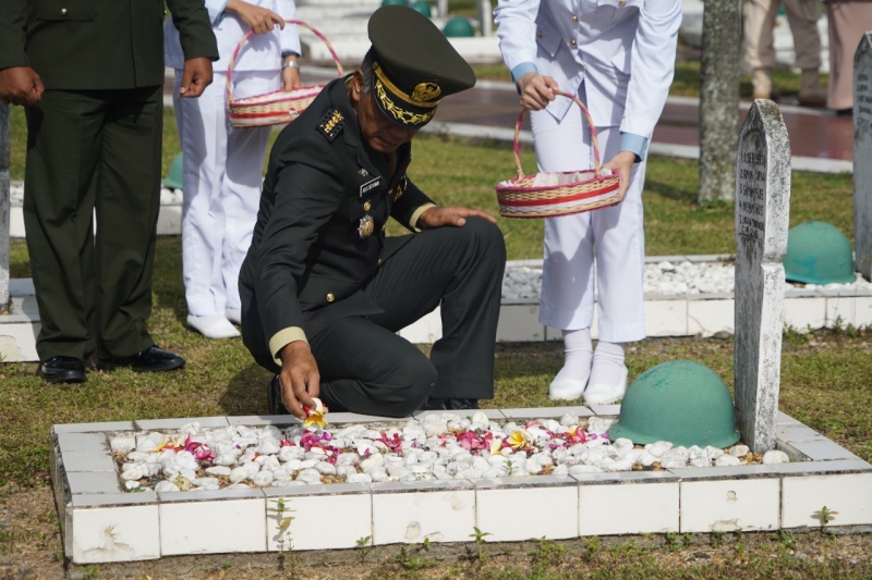 Ziarah Nasional HUT TNI ke-80, Korem 042/Gapu Tabur Bunga di TMP Satria Bakti Jambi