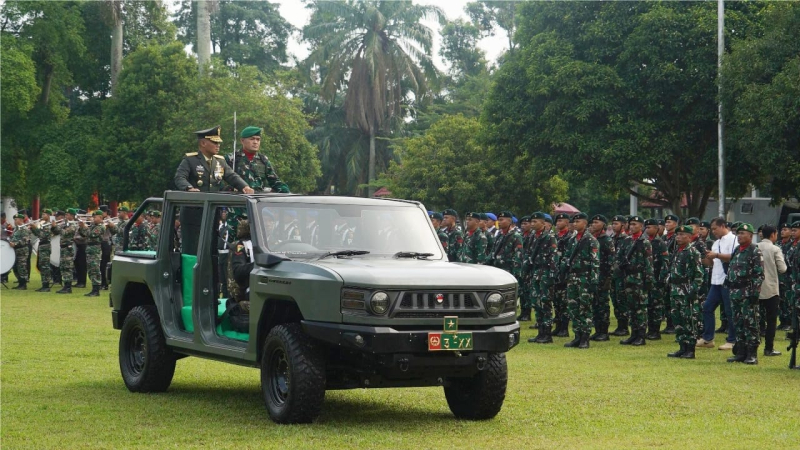 Irdam XX/TIB Pimpin Upacara HUT Ke - 80 TNI di Lapangan Kantor Gubernur Jambi
