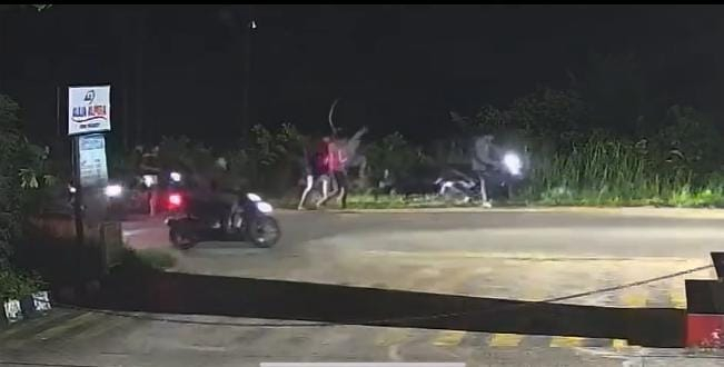 Viral! Pria Berbaju Hitam Jadi Korban Pengeroyokan Sekelompok Orang di Pinggir Jalan