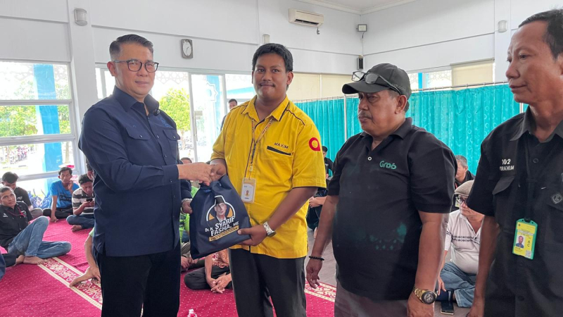 Sy Fasha Serahkan Bantuan Dari SKK Migas dan KKKS Untuk Porter dan Driver di Bandara Jambi