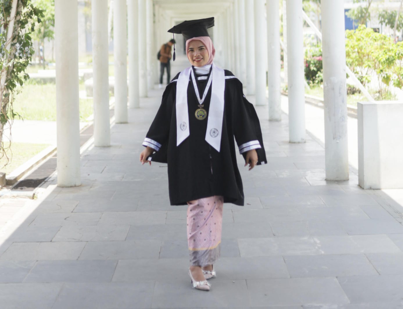 Profil Dr Suci Nora Julina Wisudawan Terbaik Universitas Malang, S3 7 Semester