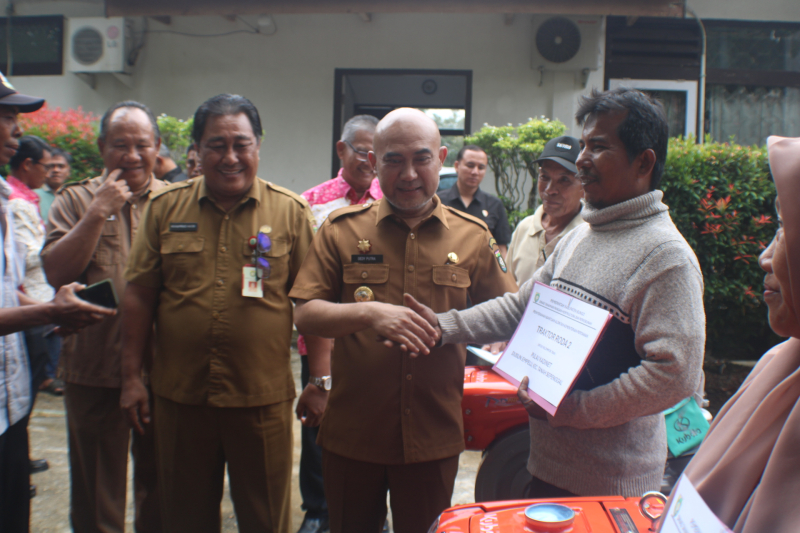 Dedy Putra Serahkan Alsintan untuk Tingkatkan Produktifitas Petani