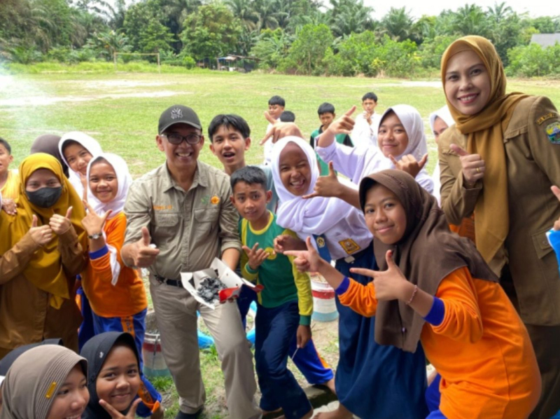 Lebih Banyak Guru dan Gen Z Melek Mitigasi Isu Pemanasan Global Melalui Konversi Sampah Daun Kering Menjadi Biochar di SMPN 65 Muara Jambi