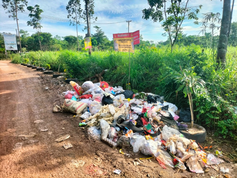 Baru Sehari Ditutup Bupati, Sampah Kembali Menumpuk di TPS Ilegal Pematang Gajah Muaro Jambi