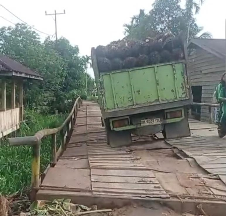 Kondisi jembatan Rano yang memprihatinkan dengan kondisi yang sudah miring.