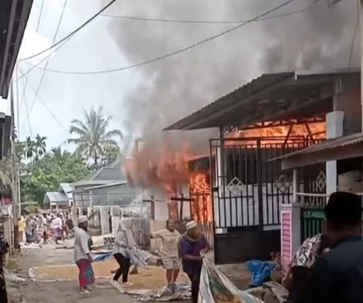 Kebakaran di Kerinci Hanguskan Tiga Rumah di Pendung Hilir, Diduga Akibat Konsleting Listrik