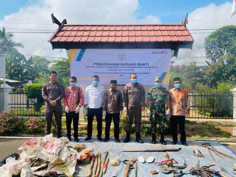 Cabjari Muara Tembesi Musnahkan 98 Barang Bukti dari 35 Perkara Pidana