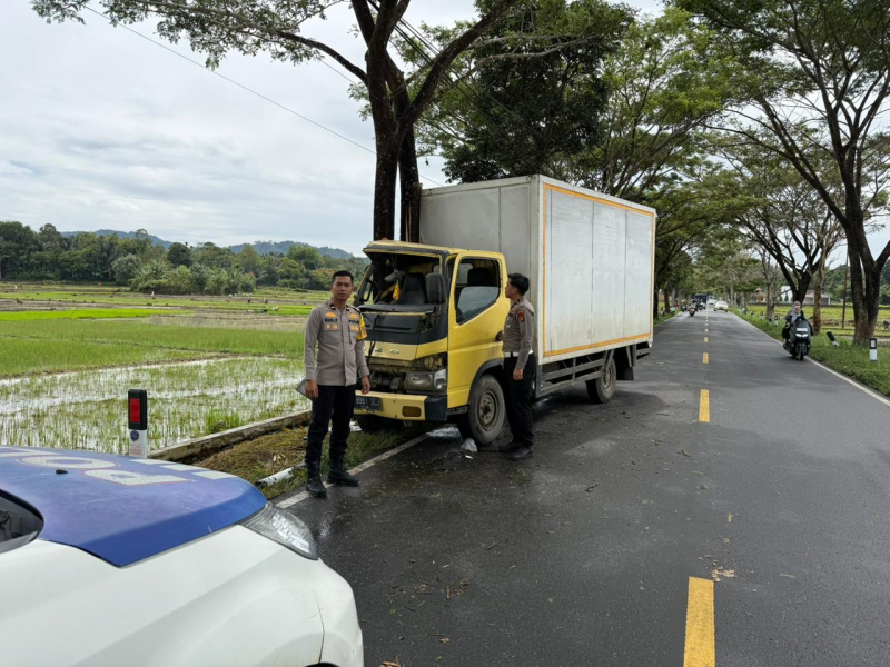 Diduga Ngantuk, Supir Truk di Kerinci Kehilangan Kendali dan Tabrak Pohon