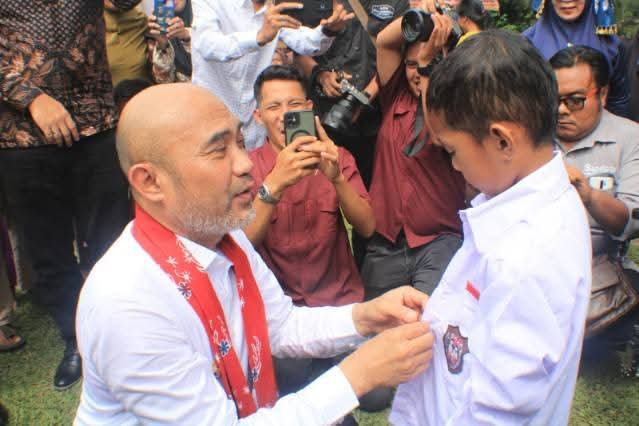 10.174 Anak SD dan SMP di Bungo Mulai Terima Seragam Sekolah Gratis.