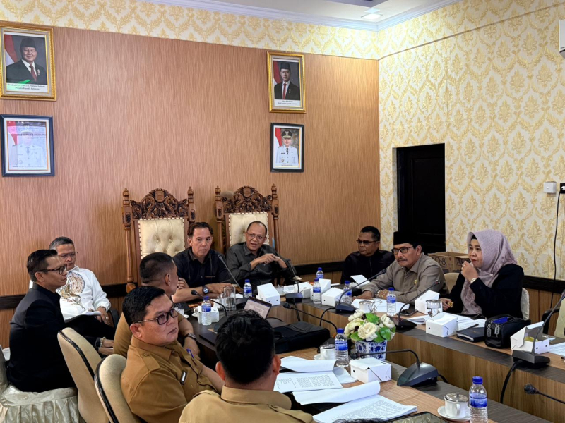 Rapat pembahasan dua Rancangan Peraturan Daerah (Ranperda) strategis.
