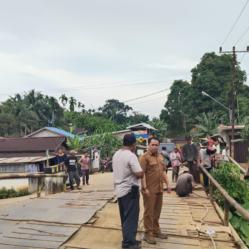 Jembatan Rano dalam proses perbaikan oleh pihak UPTD Alkal Dinas PUPR Tanjabtim