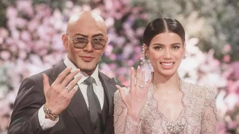 Deddy Corbuzier dan Sabrina Chairunnisa. 