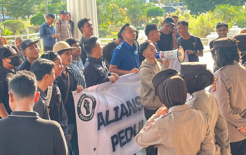 Pemuda Jambi mengajak serta dua anggota DPRD Provinsi Jambi H Achmad Sarwani dan Zulkifli Linus untuk mendesak pemerintah menyelesaikan jalan khusus batu bara di Provinsi Jambi.