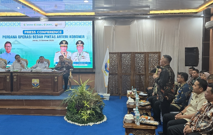 Bupati Monadi saat menyampaikan aspirasi ke menteri kesehatan di Jambi.