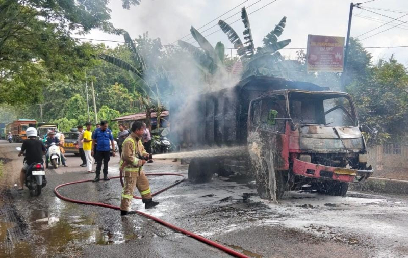 Satu Unit Mobil Truk Terbakar di Muaro Kumpeh