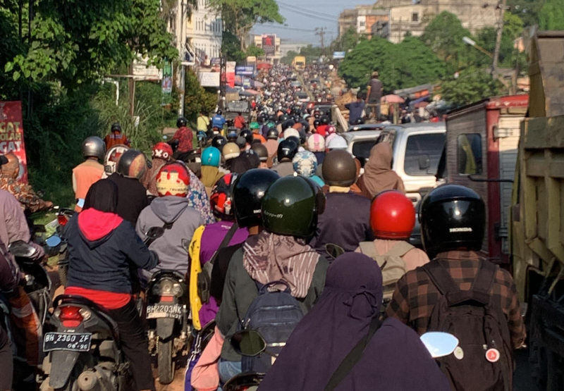 Macet Parah di Pasar Talang Banjar! PKL Kuasai Bahu Jalan, Warga: Setiap Pagi Selalu Begini