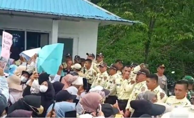 Ratusan Warga Lubuk Paku Demo di PLTA Batang Merangin, Ini Tuntutannya
