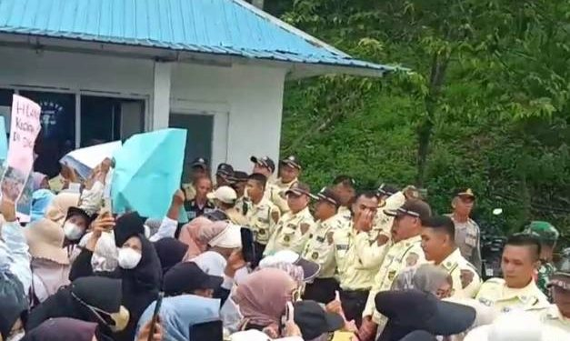 Foto warga Lubuk Paku saat unjukrasa di PLTA Batang Merangin.