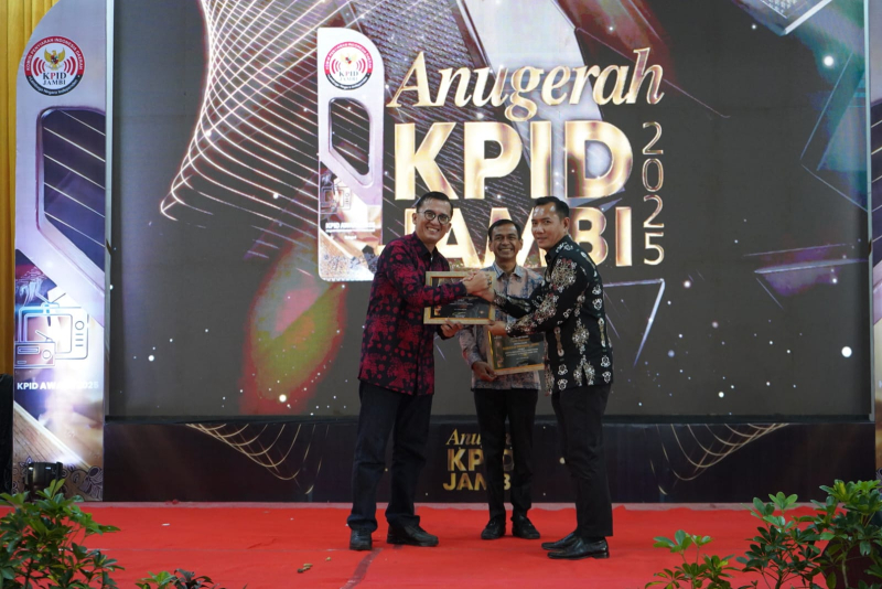 Diskominfo Provinsi Jambi Raih Penghargaan Penyelenggara Peduli Penyiaran pada Anugerah KPID Jambi 2025