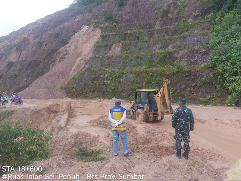 BPJN Jambi Pulihkan Akses Jalan Nasional Sungai Penuh-Batas Sumbar yang Terdampak Longsor Tebing, Alat Berat Siaga