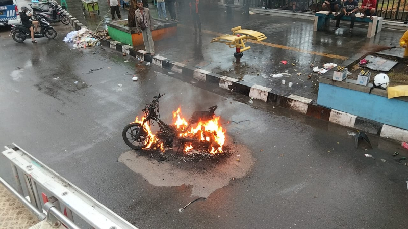 Motor Terbakar di Kawasan Tugu Keris, Respon Kilat Damkar Berhasil Padamkan Api