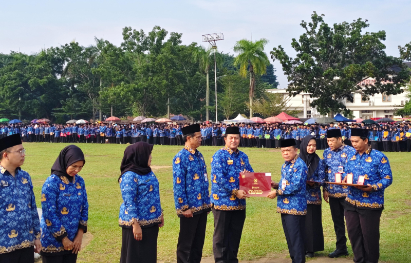 Kadispora Novriadi Terima Piagam Tanda Kehormatan Satyalancana Karya Satya 30 Tahun Dari Presiden Prabowo