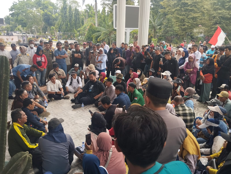 Dihadapan Ratusan Massa, Ketua DPRD KFA Resmi Umumkan Bentuk Pansus Zona Merah