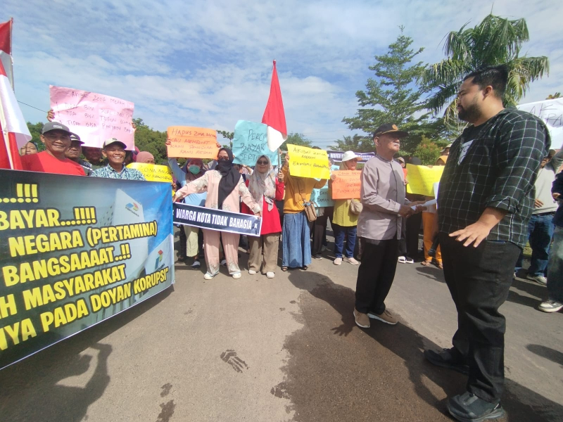 Ratusan Warga Kepung Pertamina EP Jambi, Layangkan Ultimatum: Cabut Zona Merah