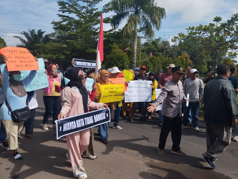 Satu Suara Tolak Zona Merah! Ibu-ibu: Pertamina Jangan Serakah