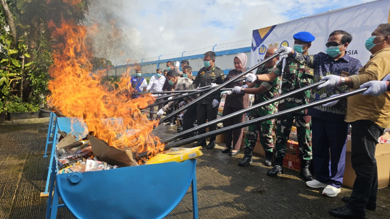 Bea Cukai Jambi Musnahkan Jutaan Batang Rokok Ilegal