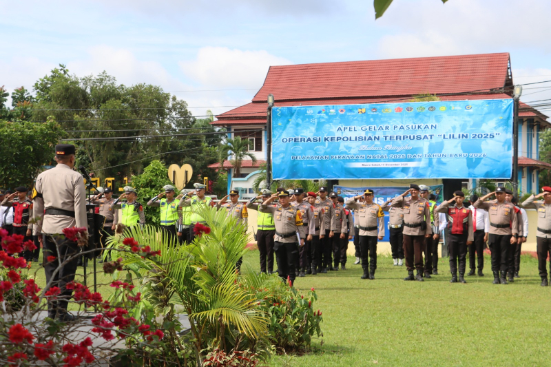 Apel Pergeseran Pasukan 135 personel gabungan dalam Operasi Lilin 2025 guna mengamankan perayaan Natal 2025 dan Tahun Baru 2026, di Lapangan Mapolres Tanjabtim, Jumat (19/12) kemarin.