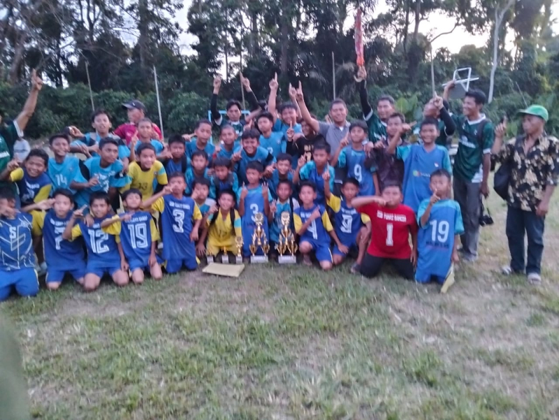 Kado Manis Akhir Tahun, SSB Tunas Bangsa U-10 dan U-12 Juara 1 Turnamen Lubuk Ruso