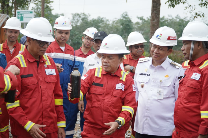 Al Haris Dampingi Wamen ESDM Uji Coba Sumur Minyak Rakyat di Tempino : Pastikan Manfaat Ekonomi- Lingkungan Tetap Terjaga