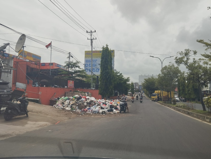 Coreng Wajah Kota Jambi, Tumpukan Sampah Menghiasi Pemandangan di Kota Jambi