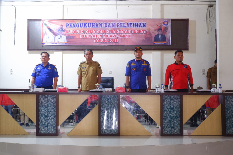 Relawan Pemadam Kebakaran (REDKAR) di Muaro Jambi dikukuhkan.