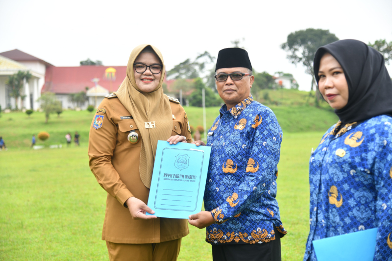 Bupati Tanjabtim, Dillah Hikmah Sari menyerahkan secara simbolis SK PPPK Paruh Waktu beberapa waktu lalu