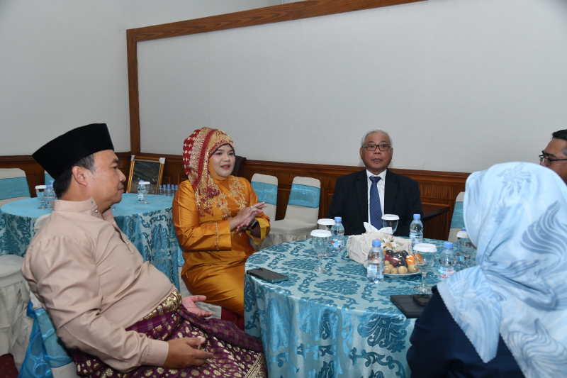 Pertemuan Bupati Tanjabtim Hj. Dillah Hikmah Sari dengan Direktur SDM dan Umum Perum Bulog, Sudarsono Hardjosoekarto, yang berlangsung di Jambi pada Selasa (6/1/2026)