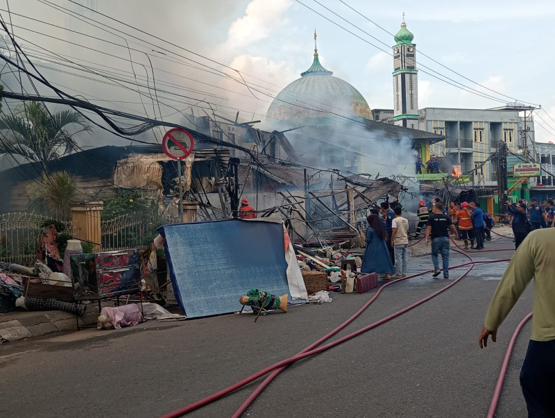 Breaking News! Tiga Bangunan di Beringin Hangus Terbakar