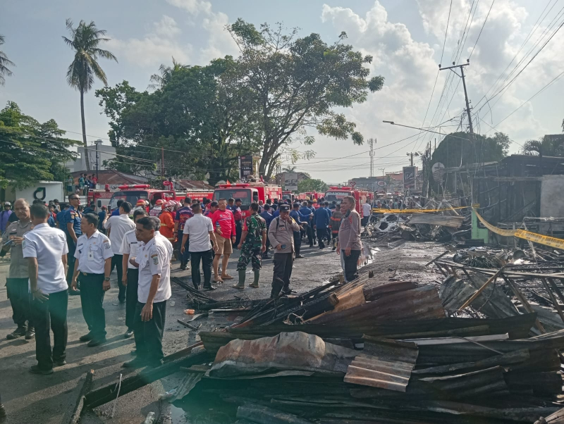 Kerugian Capai Rp300 Juta! Kebakaran Hebat di Thehok Jambi Hanguskan Enam Kios, Satu Korban Jiwa