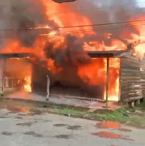 Kebakaran di Sabak Timur, Dua Rumah Kayu Hangus, 1 Orang Alami Luka Bakar