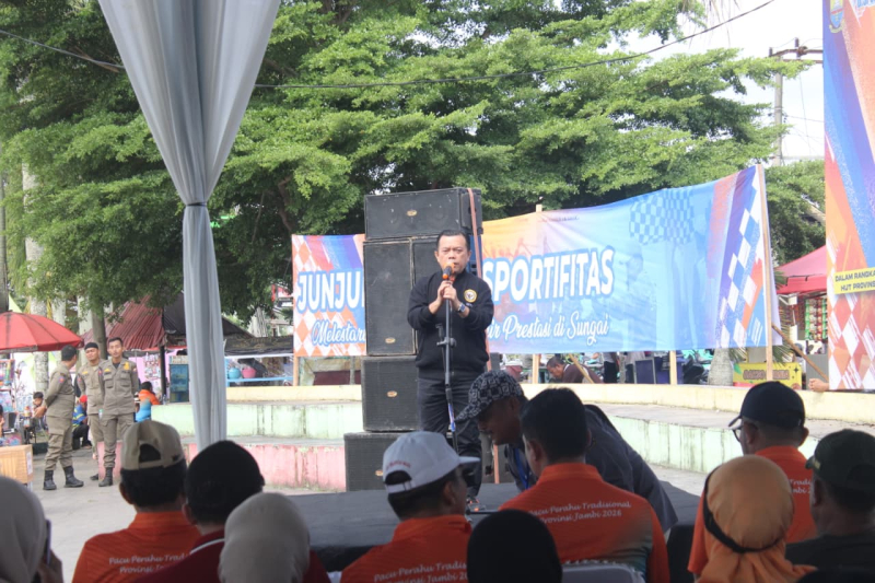 Gubernur Al Haris Buka Lomba Pacu Perahu, Targetkan Sungai Batanghari Bersih, Dukung Ekonomi Masyarakat