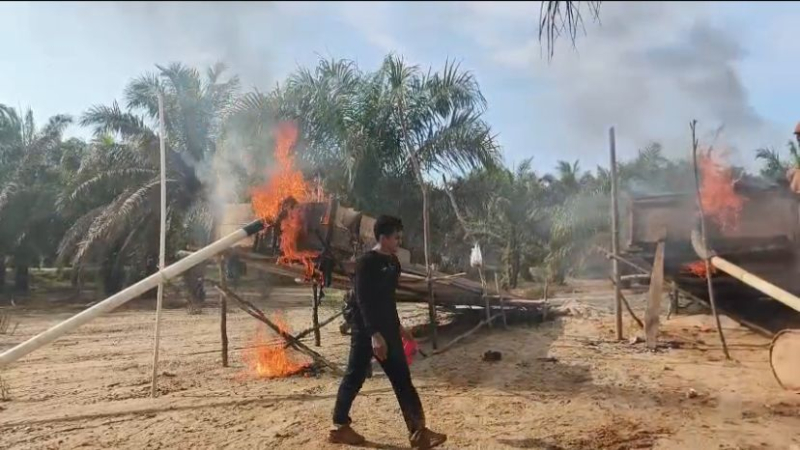 Polisi Bakar 10 Alat Tambang Emas Ilegal di Maro Sebo Ulu, Pelaku Tidak Ditemukan