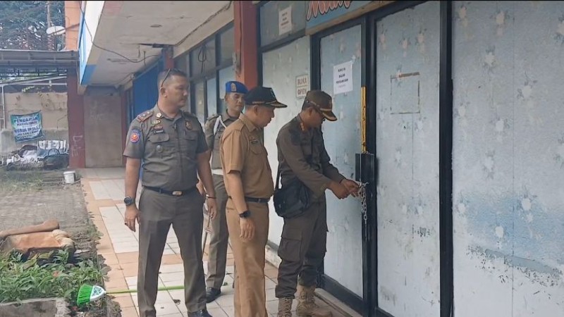Tak Selesaikan Kewajiban, Tiga Ruko BBC Muara Bulian Disegel Satpol PP