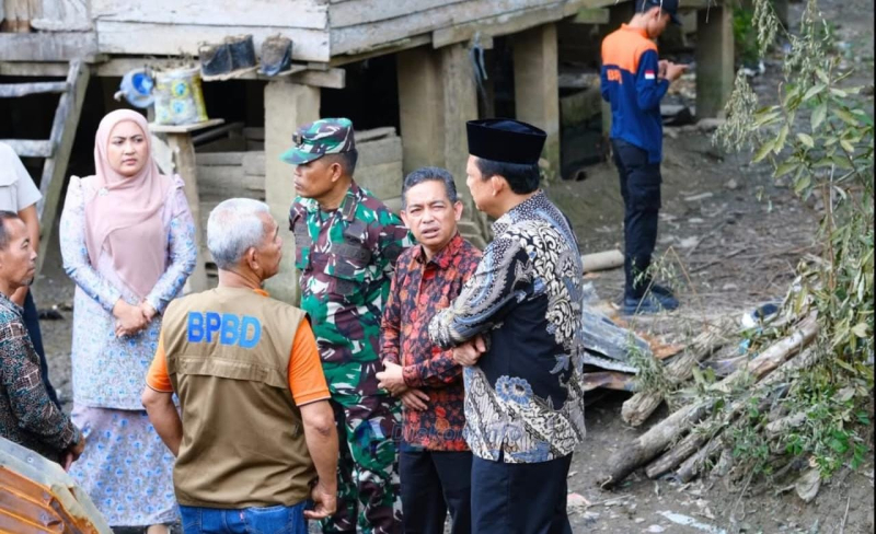 Bupati BBS Sambangi Korban Kebakaran di Kumpeh Ilir, Salurkan Bantuan Langsung
