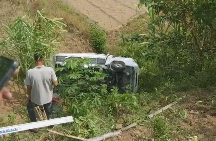 Sebuah Mobil Terjun ke Jurang di Pendakian Bukit Tengah Siulak, Sopir Dilarikan ke Puskesmas