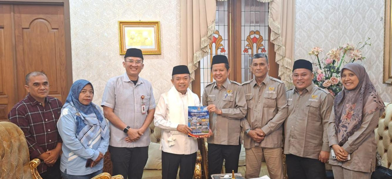 Komisi Informasi Jambi Serahkan Laporan Kinerja 2025 ke Gubernur Al Haris, Tegaskan Komitmen Keterbukaan Informasi